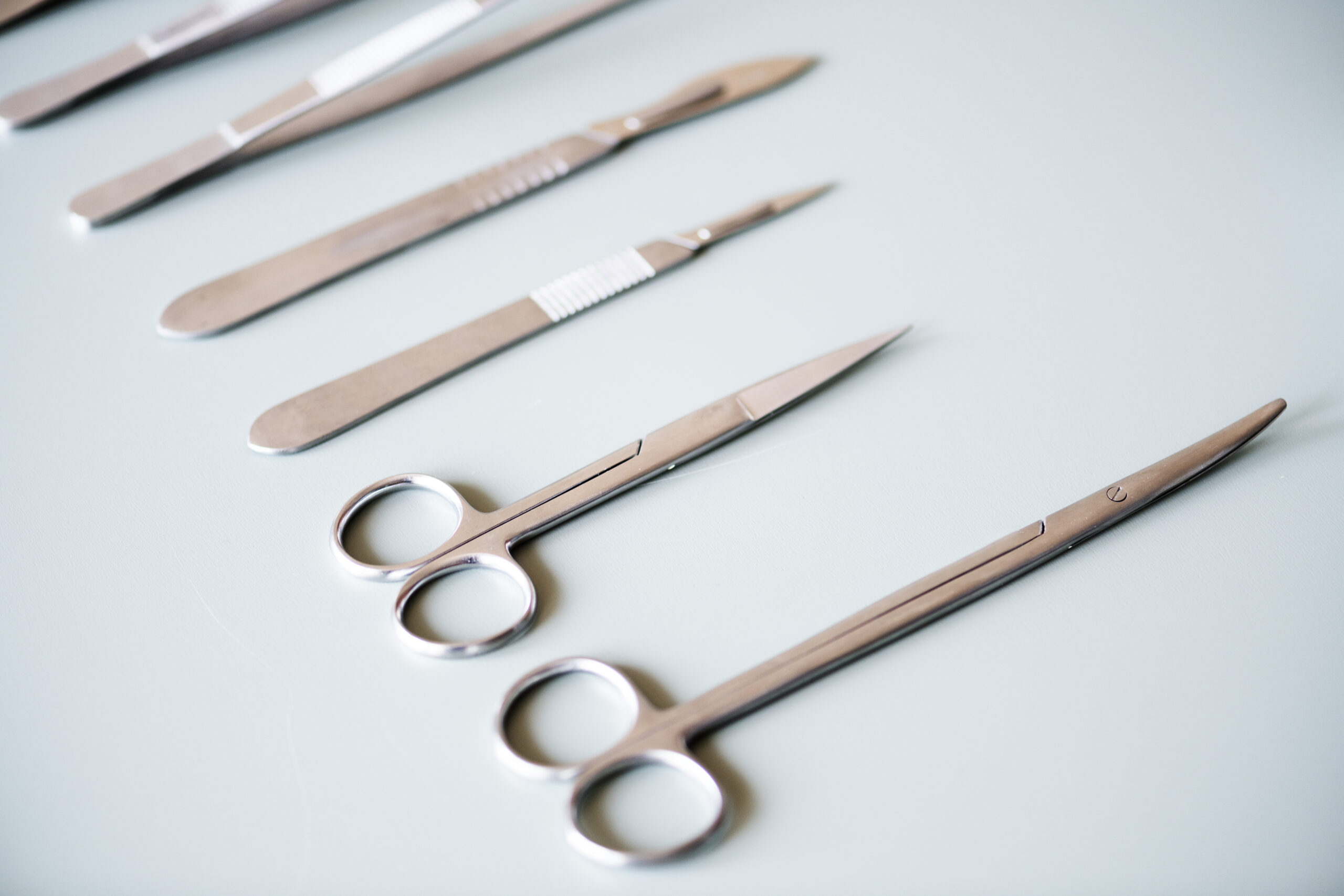Closeup of surgery knives set isolated Chirurgia milano dott paolo boati